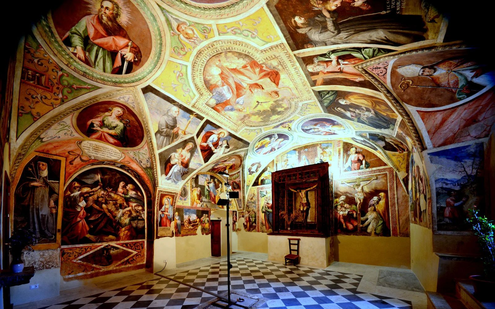 Gli affreschi della Cappella del Crocifisso a Santa Chiara eseguiti dal pittore Pietro Antonio Ferro
