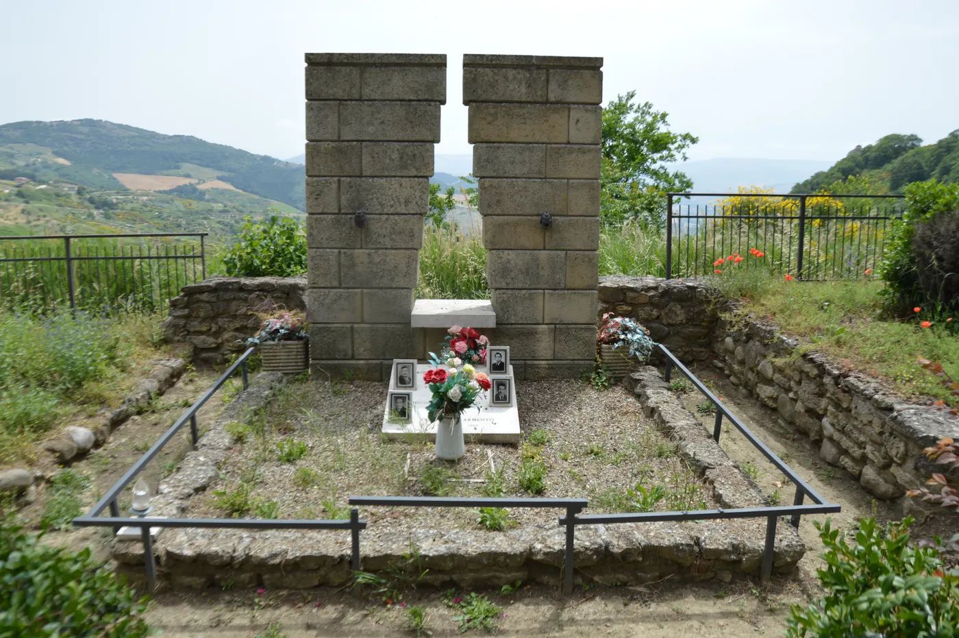 Il Monumento Funebre in pietra locale dedicato a Rocco Scotellaro a Tricarico