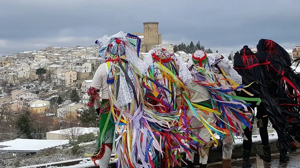 Le maschere in corteo · Foto: Pasquale Lamarra