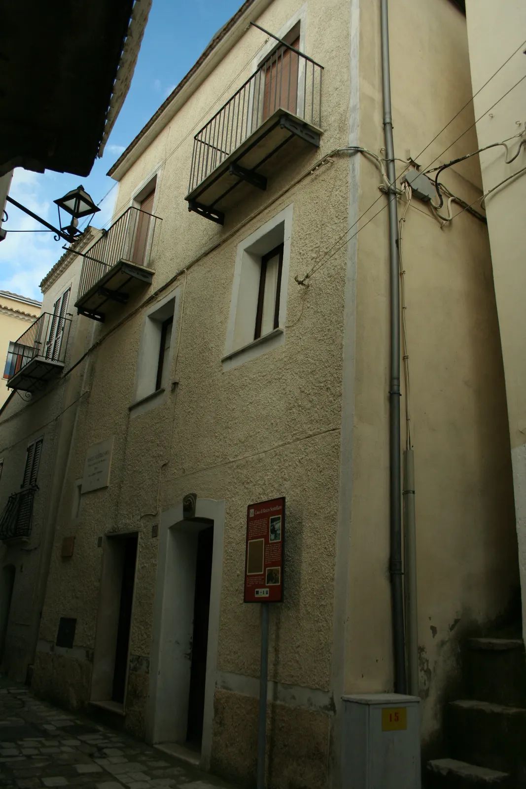 La facciata in pietra della casa natale di Rocco Scotellaro a Tricarico