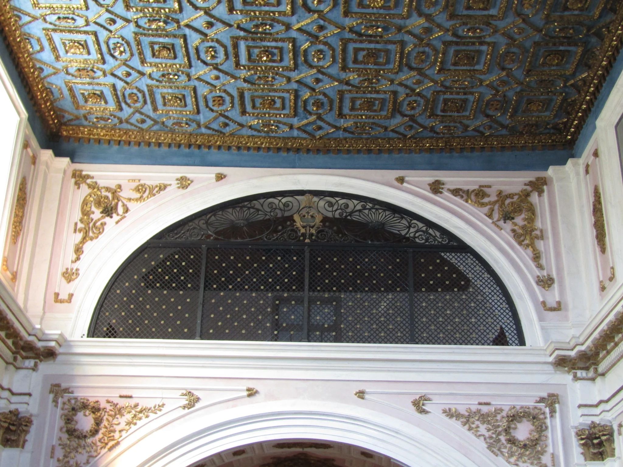 La grata in legno intagliato del coro delle Clarisse all'interno del monastero di Santa Chiara