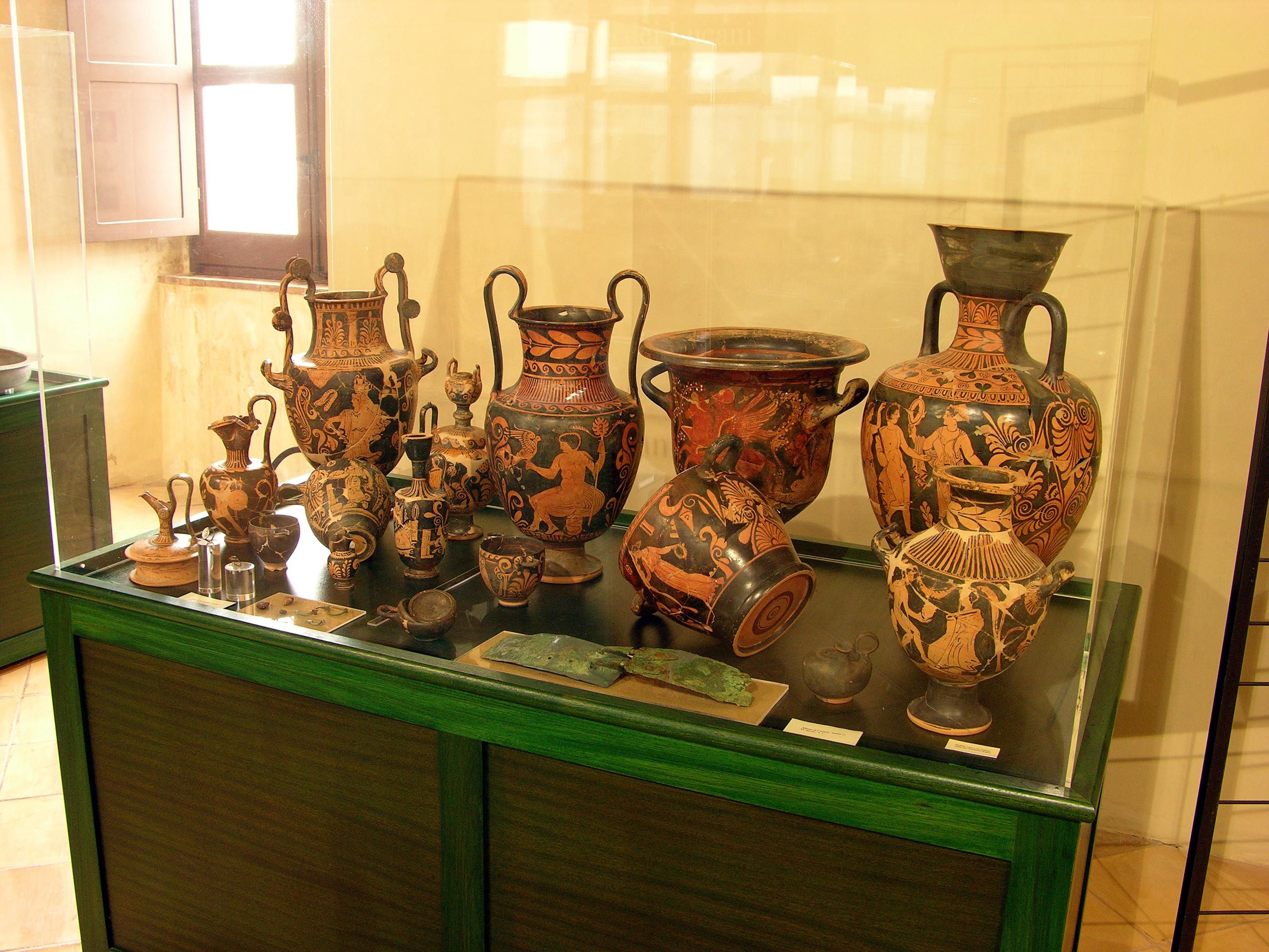 Anfore e reperti ceramici esposti