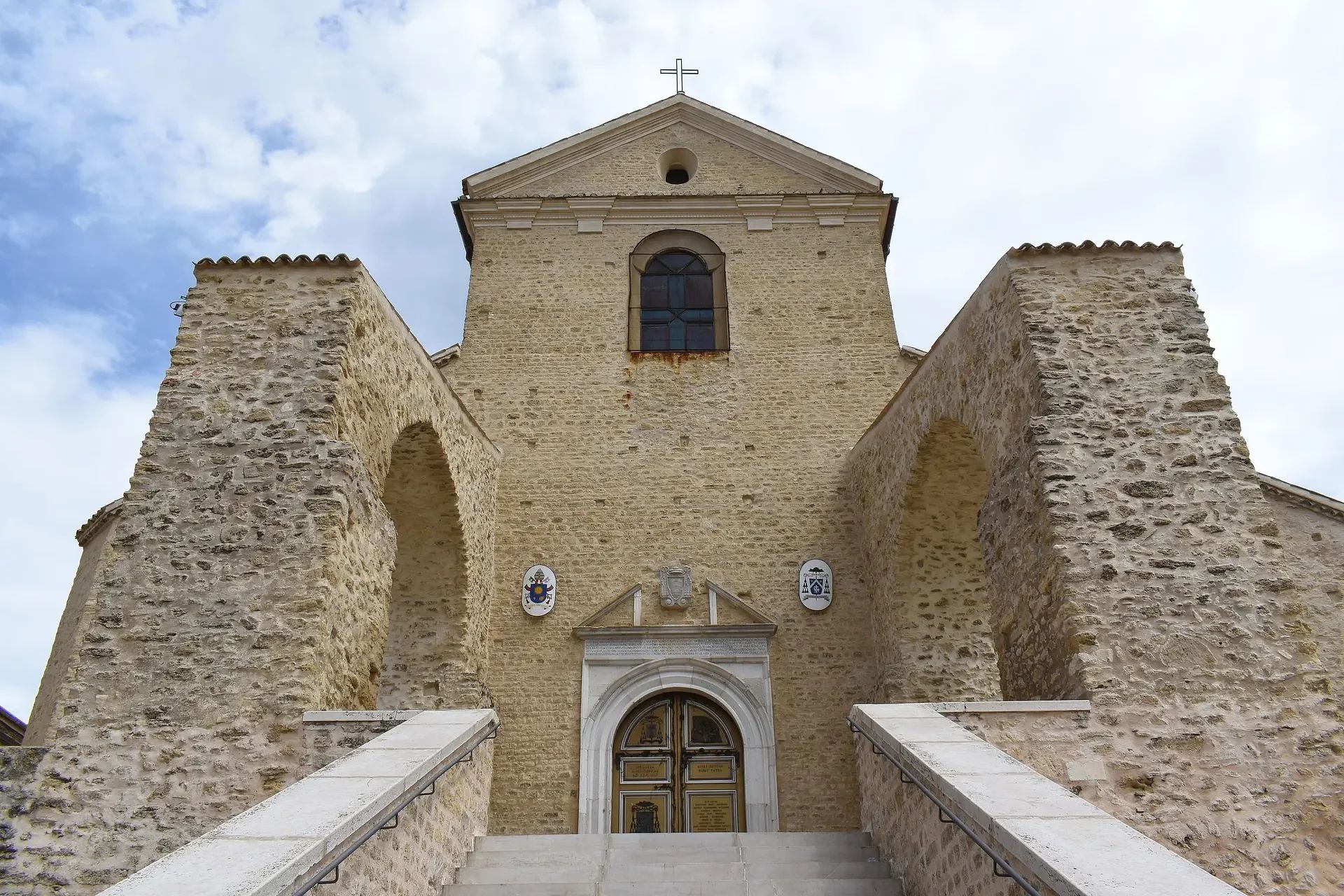 Facciata e archi di sostegno della Cattedrale di Tricarico