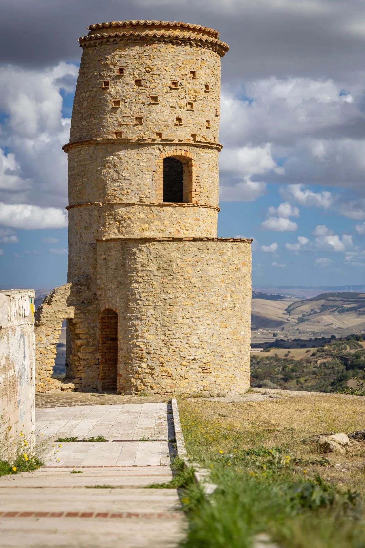 Il borgo storico e la via Saracena