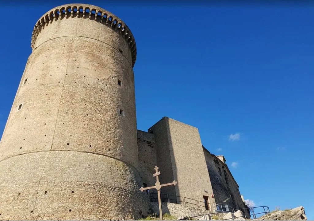 La maestosa Torre Normanna di Tricarico che svetta sul costone roccioso