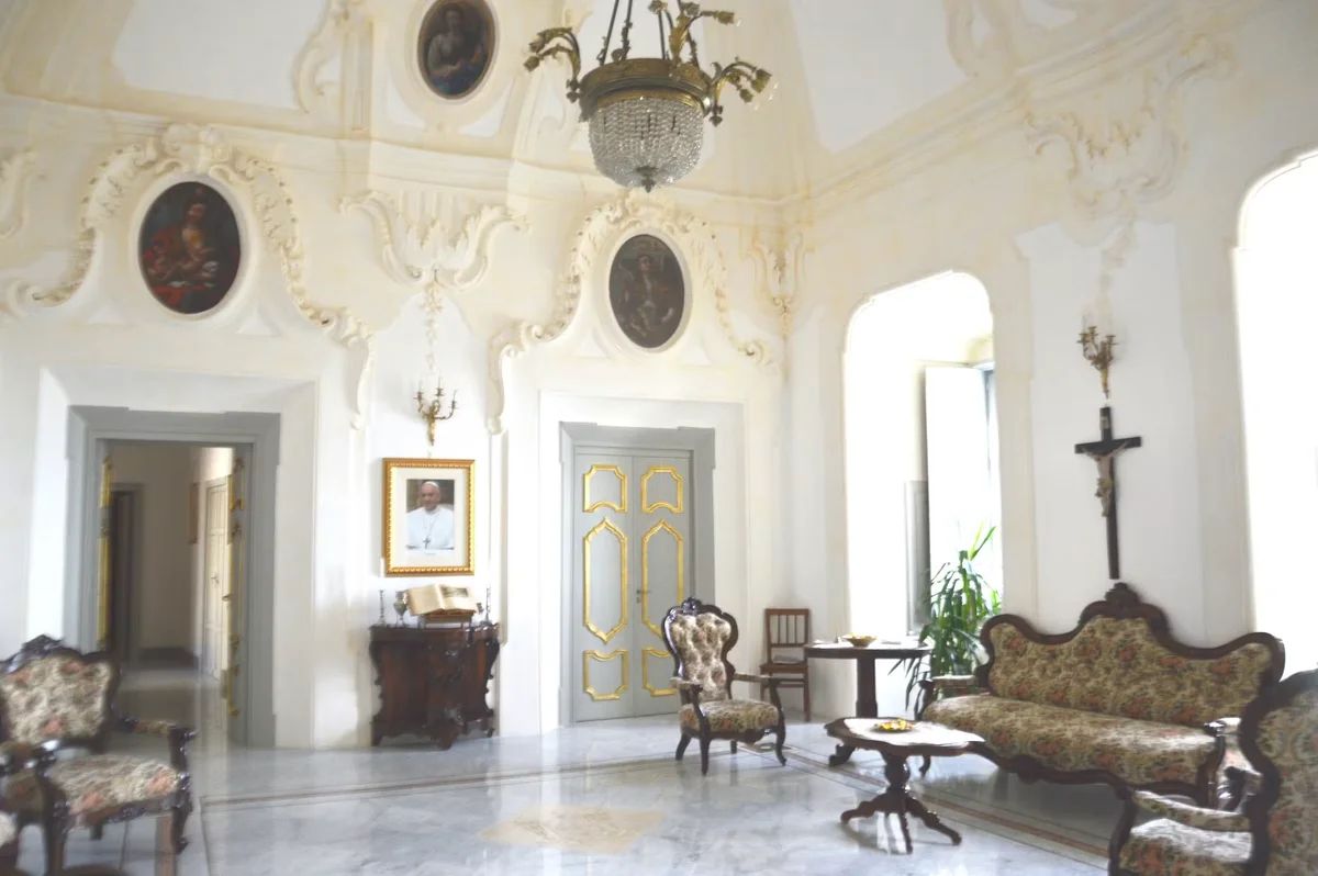 Il salone d'onore interno affrescato