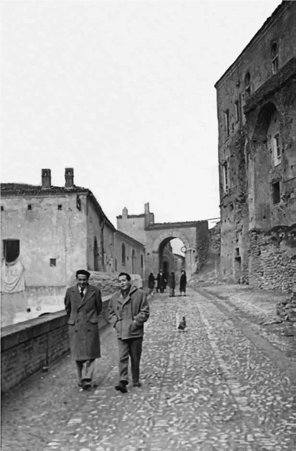 Rocco Scotellaro a Tricarico nel 1952 in compagnia di Rocco Mazzarrone
